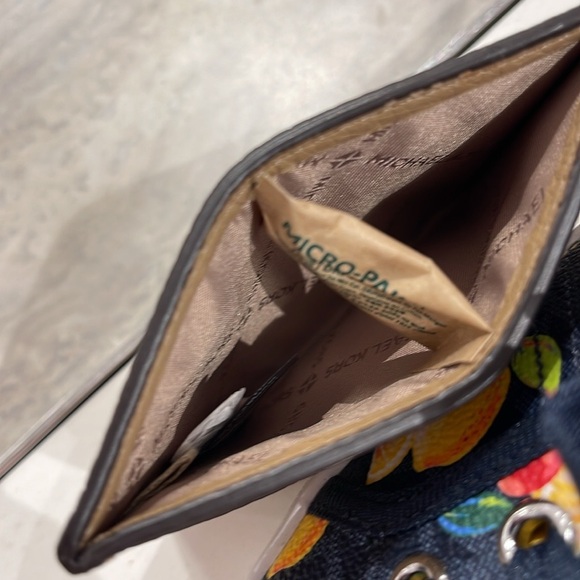 MICHAEL KORS
Reed Large Pebbled Leather Card Holder Case
Camel 
NWT - Picture 7 of 16